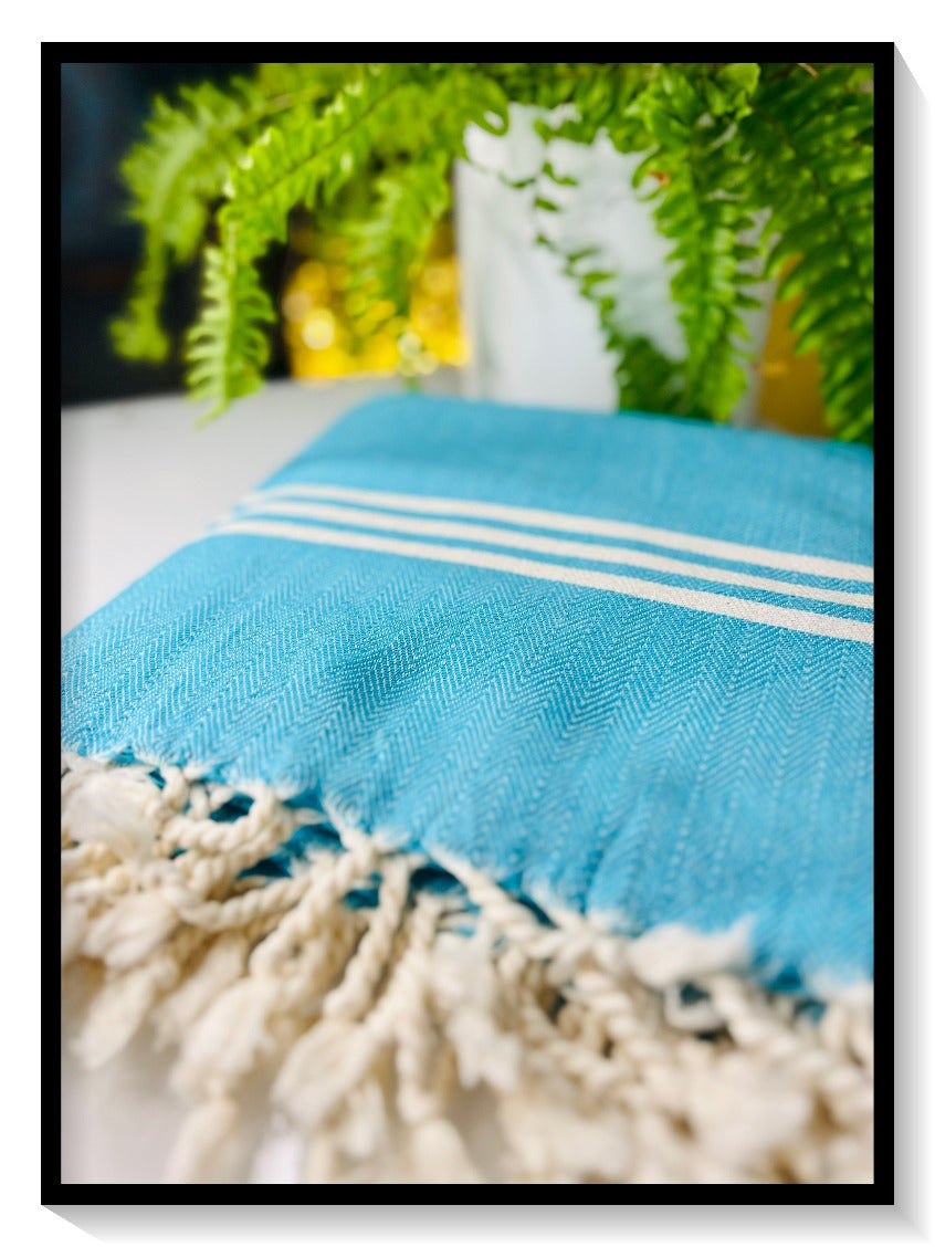 Deniz ranta hamam pyyhe on korkealaatuinen, käsinkudottu laadukkaasta ja  pehmennetystä 100% puuvillasta, menee pieneen tilaan! Kevyt, imukykyinen slim ranta-pyyhe ja sopii myös klypypyyhkeeksi. 