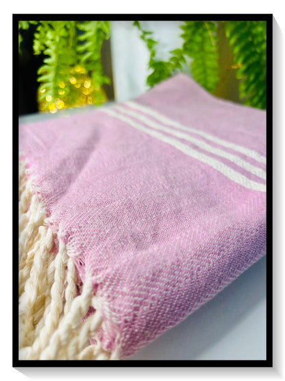 Deniz ranta hamam pyyhe on korkealaatuinen, käsinkudottu laadukkaasta ja  pehmennetystä 100% puuvillasta, menee pieneen tilaan! Kevyt, imukykyinen slim ranta-pyyhe ja sopii myös klypypyyhkeeksi. 